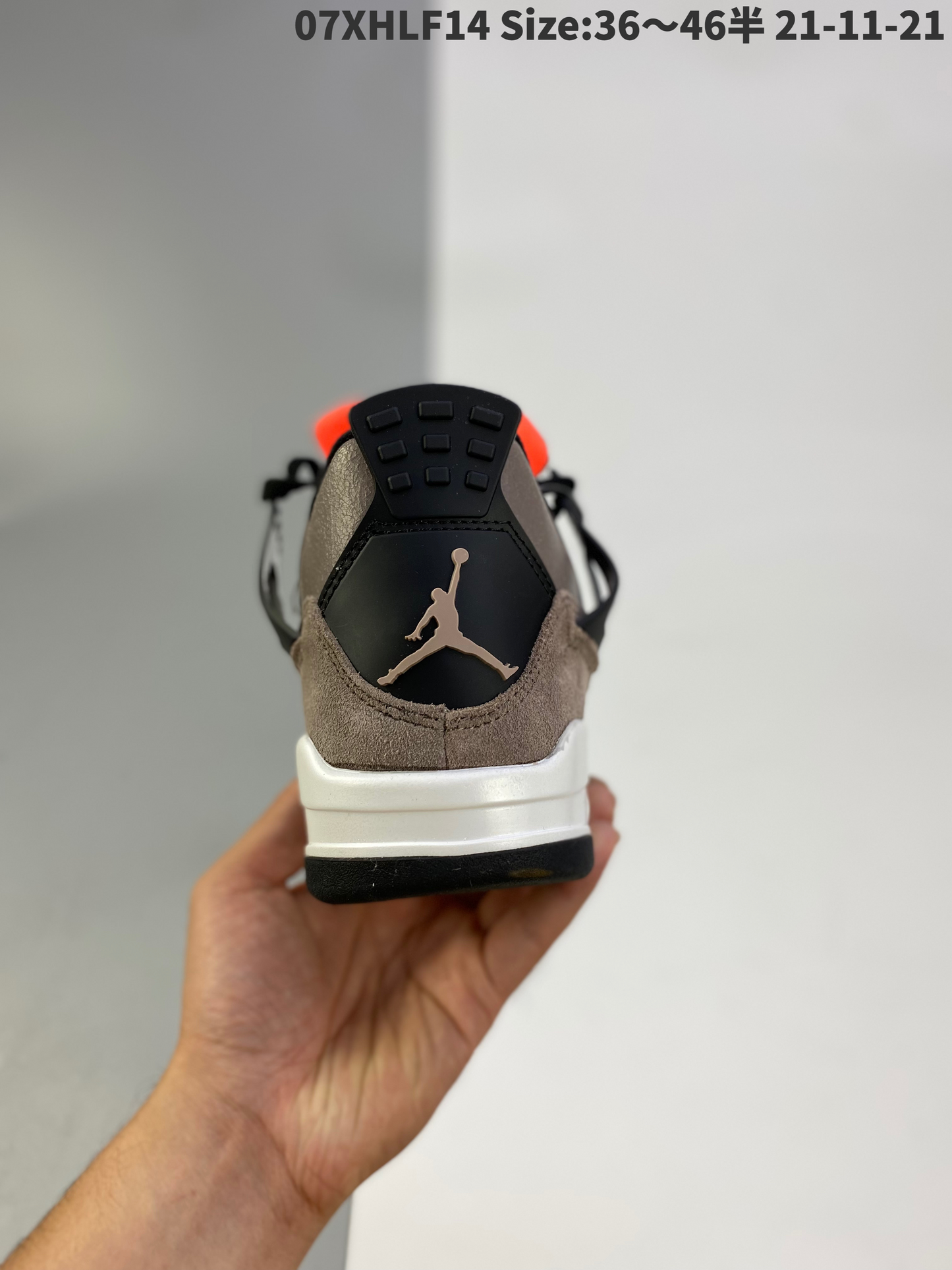AIR JORDAN 4