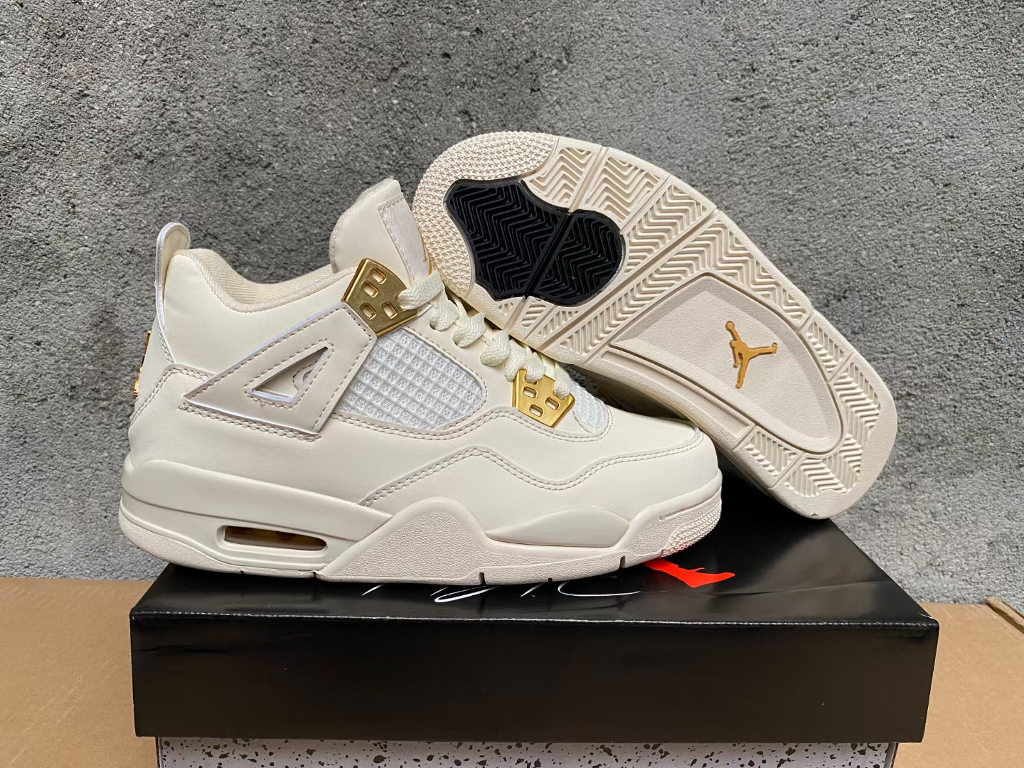 AIR JORDAN 4